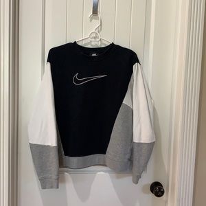 Nike crewneck, women’s medium